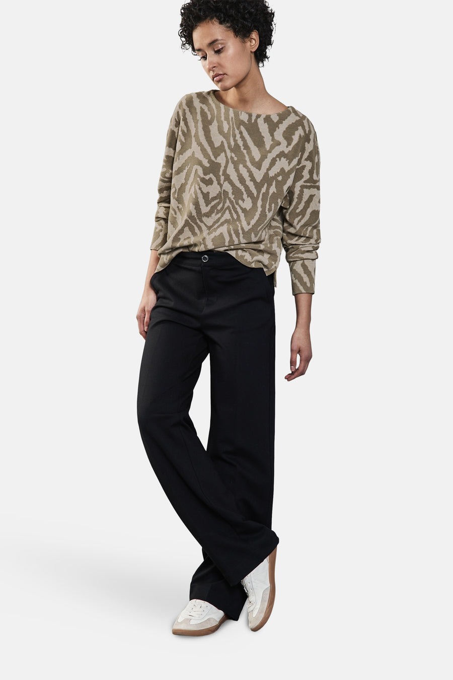 T-shirt à manches longues beige de Street One avec motif abstrait zébré, porté avec un pantalon noir.
