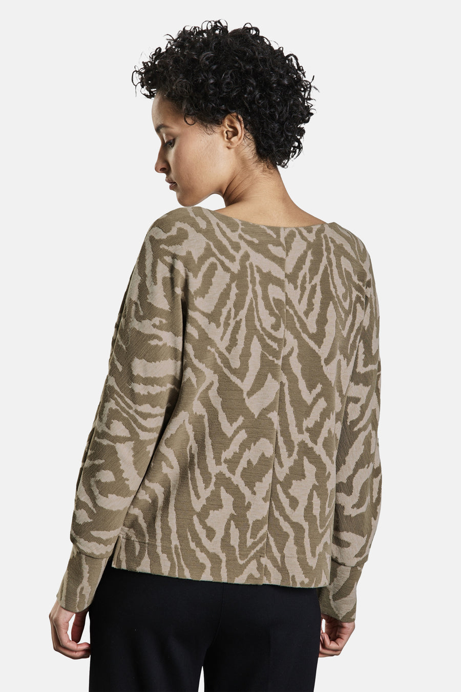 Beige T-shirt met lange mouwen van STREET ONE, met beige en taupe abstract patroon, gedragen met een zwarte broek.