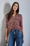 Multikleurig T-shirt met lange mouwen van Street One met een bordeauxrode en beige abstracte print, gedragen met een blauwe jeans.