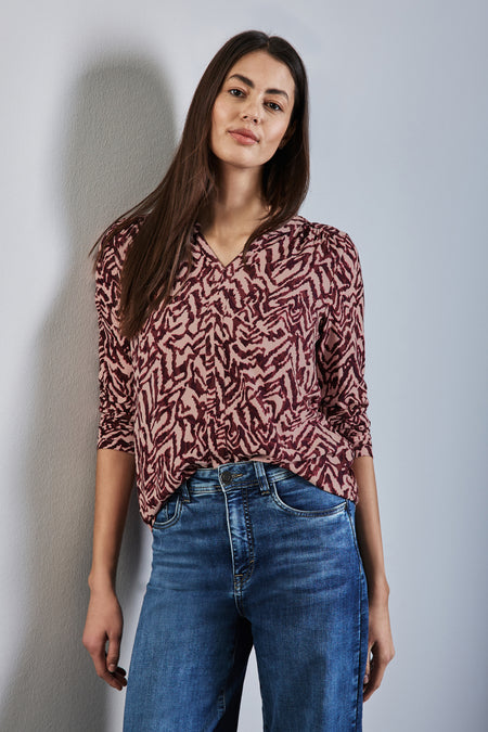 Multikleurig T-shirt met lange mouwen van Street One met een bordeauxrode en beige abstracte print, gedragen met een blauwe jeans.