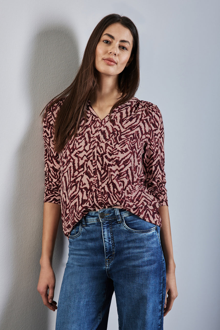 Multikleurig T-shirt met lange mouwen van Street One met een bordeauxrode en beige abstracte print, gedragen met een blauwe jeans.