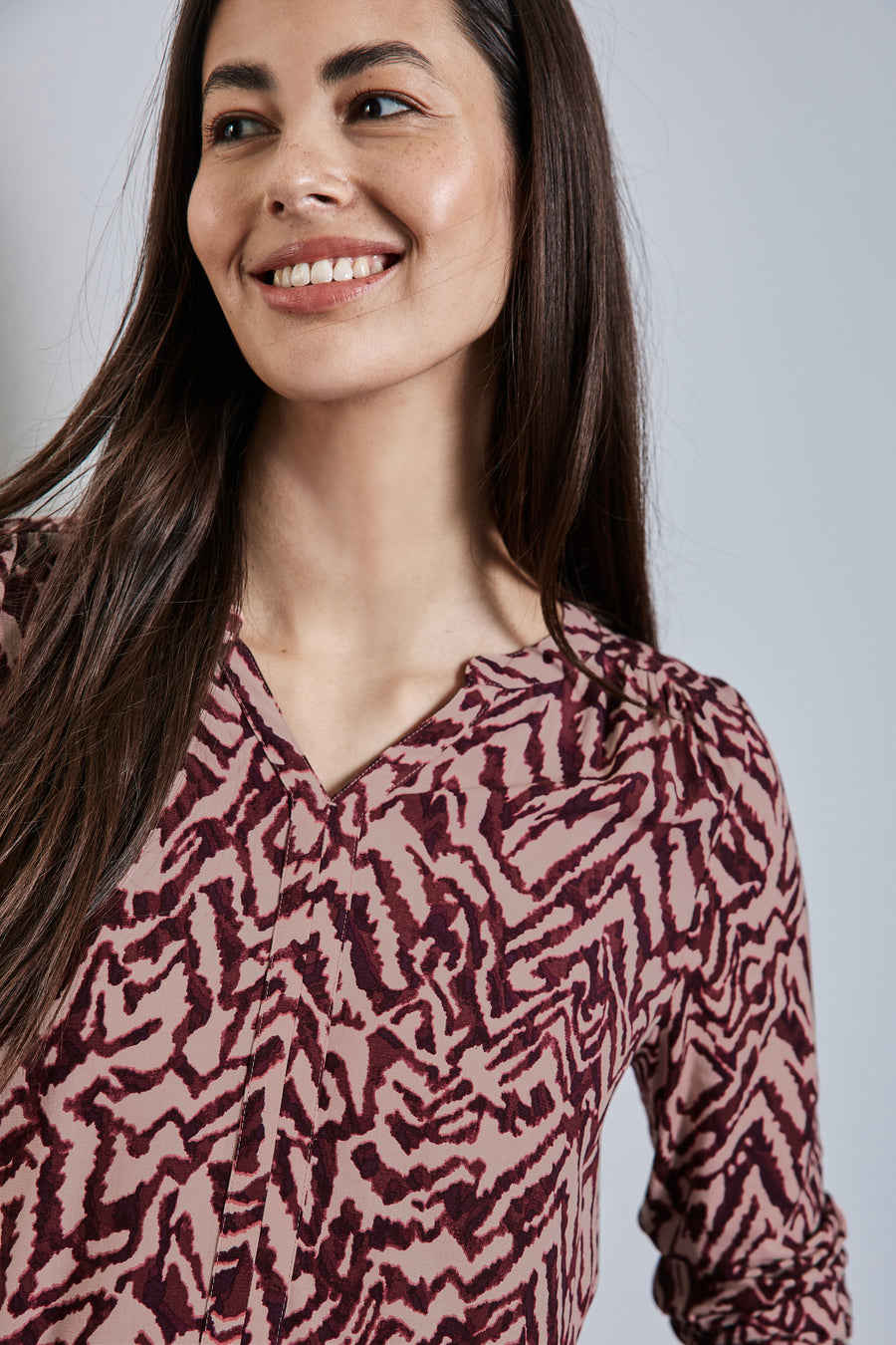 Multikleuren T-shirt met lange mouwen van Street One, met bordeauxrode en beige abstracte print.