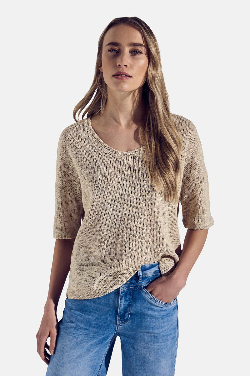 T-shirt beige à manches courtes de Street One, porté avec un jean bleu, en maille ajourée.