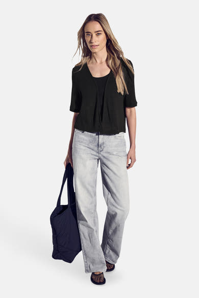 Gilet noir de STREET ONE, porté avec un t-shirt noir et un pantalon gris délavé.
