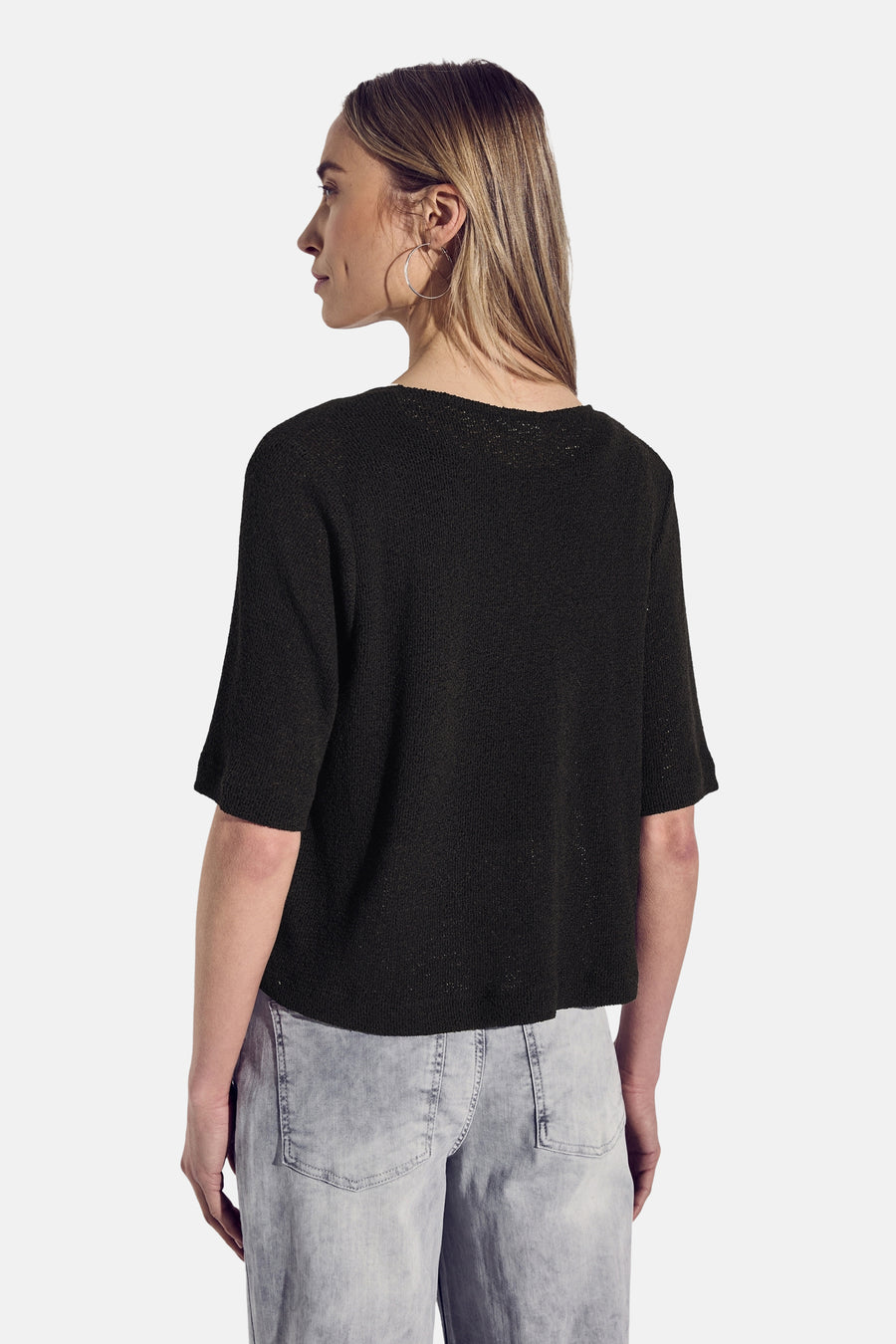 Gilet noir de STREET ONE, en maille légère, porté avec un pantalon gris délavé.