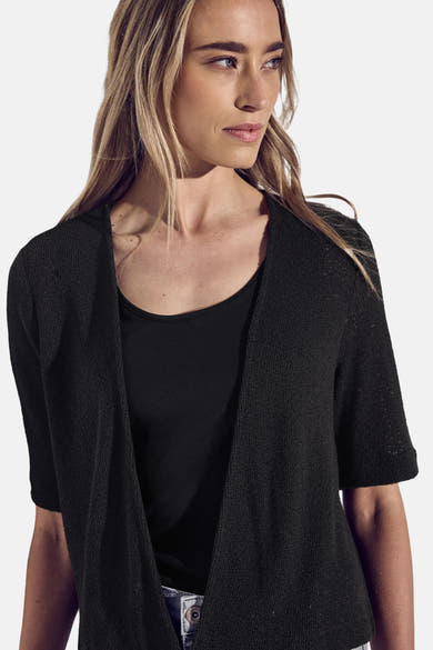 Gilet noir de Street One avec texture en maille portée sur un t-shirt noir uni.