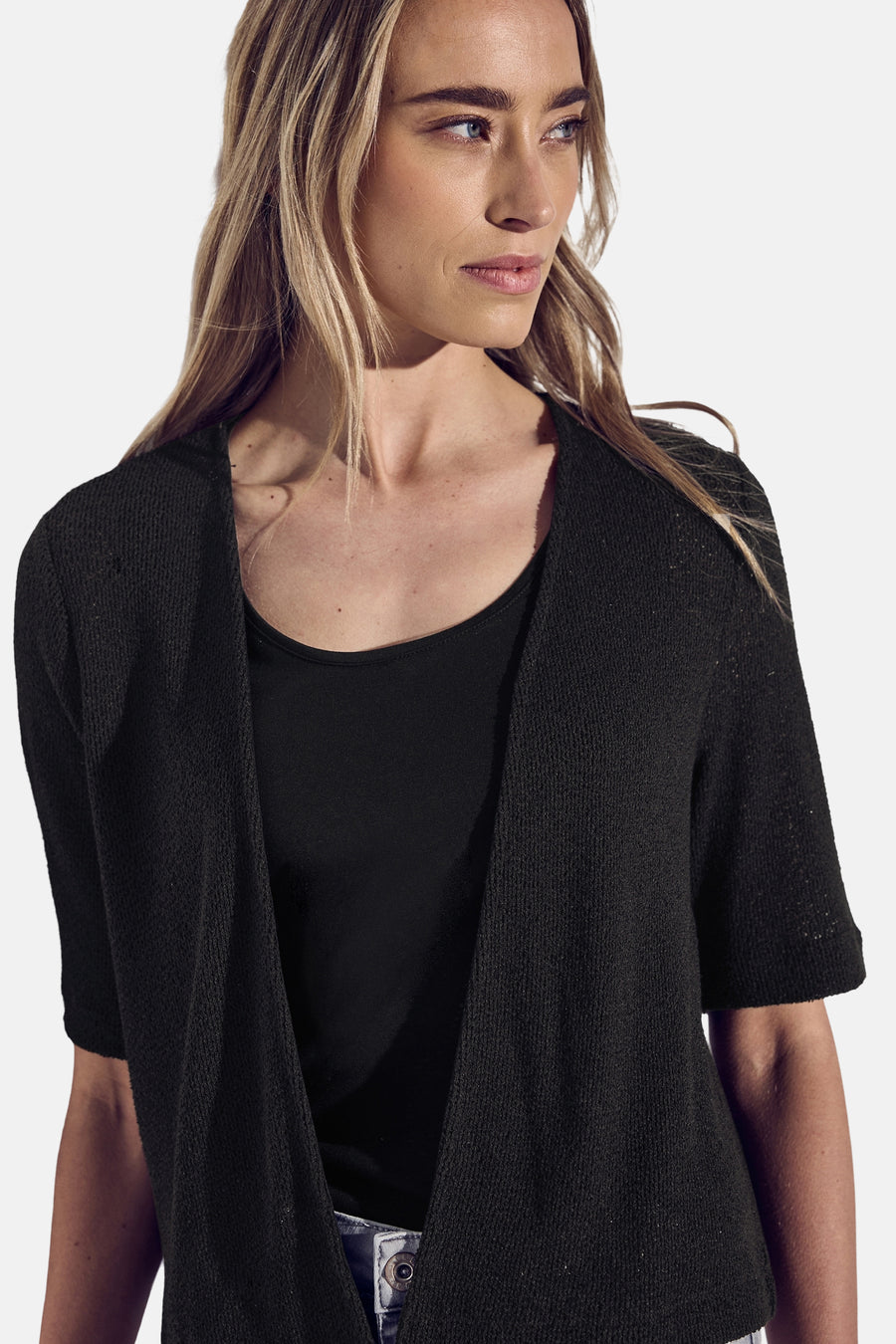 Gilet noir de Street One avec texture en maille portée sur un t-shirt noir uni.