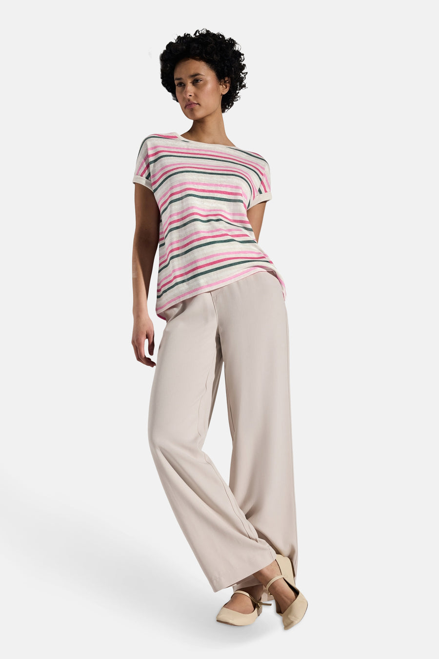 T-shirt à manches courtes multicolore de Street One, à rayures roses et vertes, porté avec un pantalon beige et des chaussures assorties.

