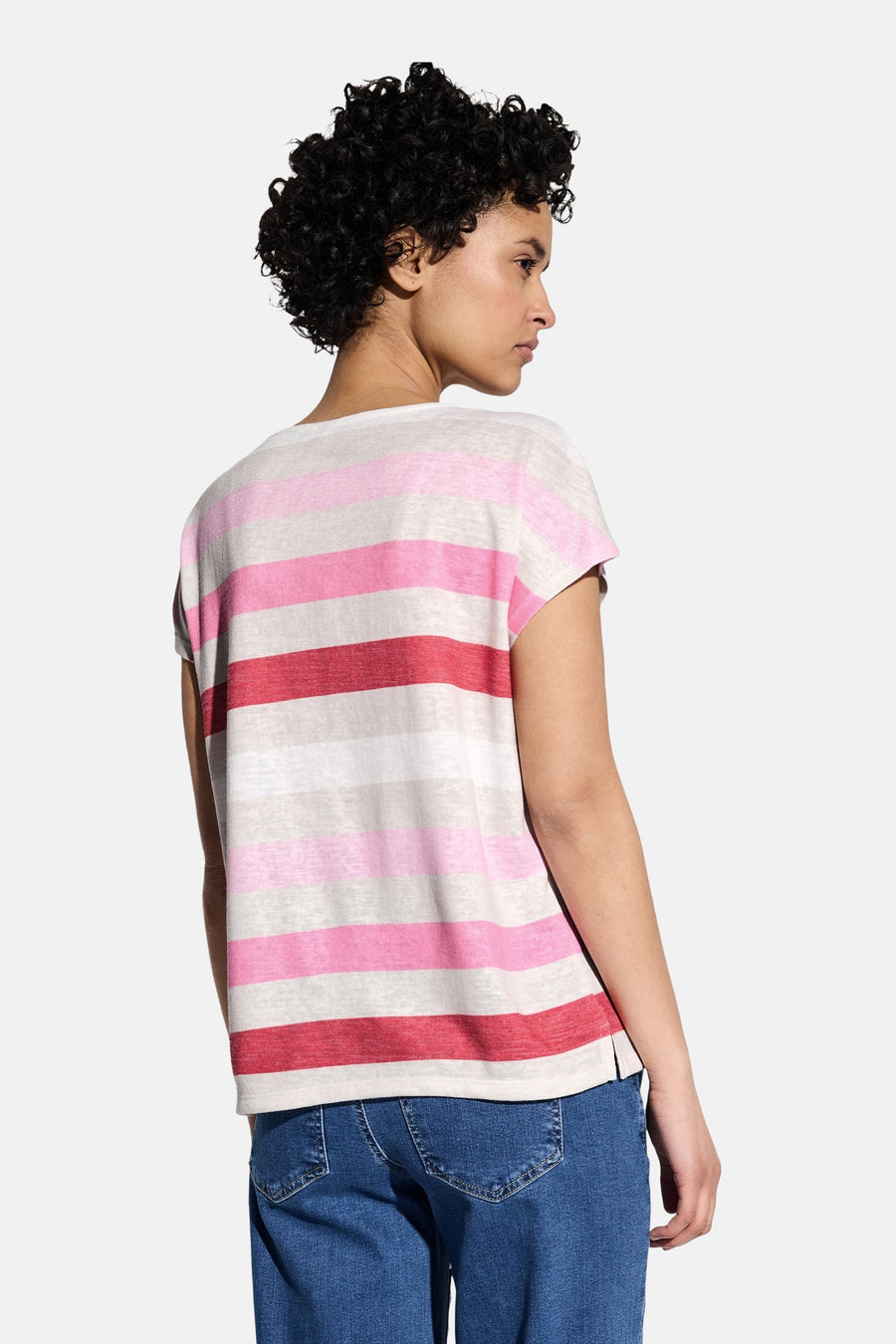T-shirt à manches courtes multicolore de Street One, à rayures roses et rouges porté avec un jean.

