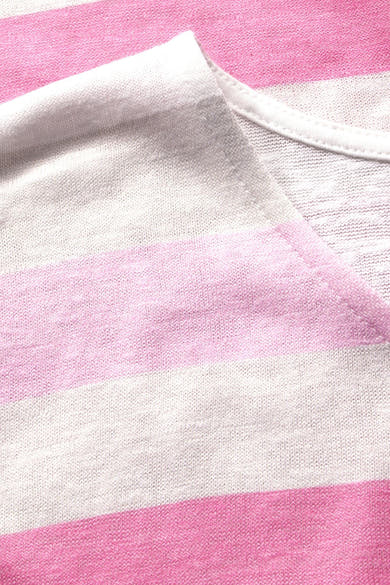 T-shirt à manches courtes multicolore de Street One, motif à rayures rose et blanc, détail du col.
