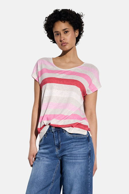 Multikleur T-shirt met korte mouwen van Street One, met roze en rode horizontale strepen, gedragen met een blauwe spijkerbroek.