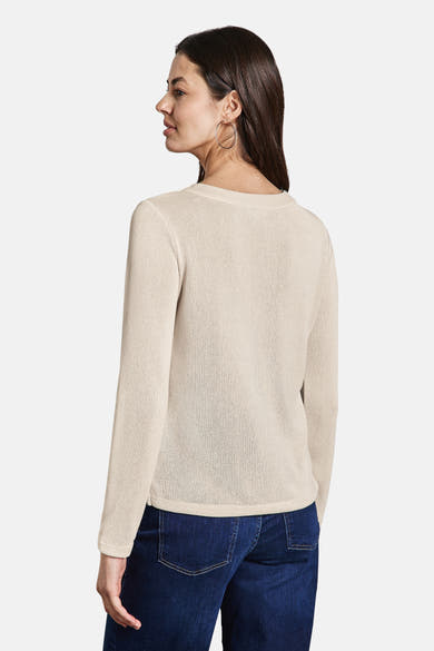 Top met lange mouwen beige van STREET ONE, gedragen met een spijkerbroek, met oorbellen.