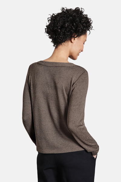Top uni manches longues brun de STREET ONE, porté avec un pantalon noir, vue de dos.