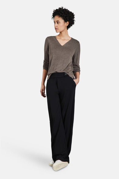 Top uni manches longues brun de Street One, porté avec un pantalon taille haute noir.