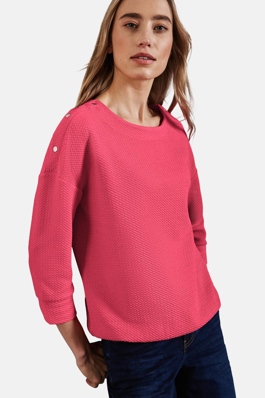 Koraalkleurig T-shirt met lange mouwen van STREET ONE met decoratieve knopen op de schouders.