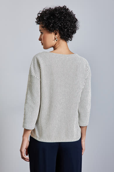 Wit T-shirt met lange mouwen van STREET ONE, zwarte verticale strepen, gedragen met een marineblauwe broek.