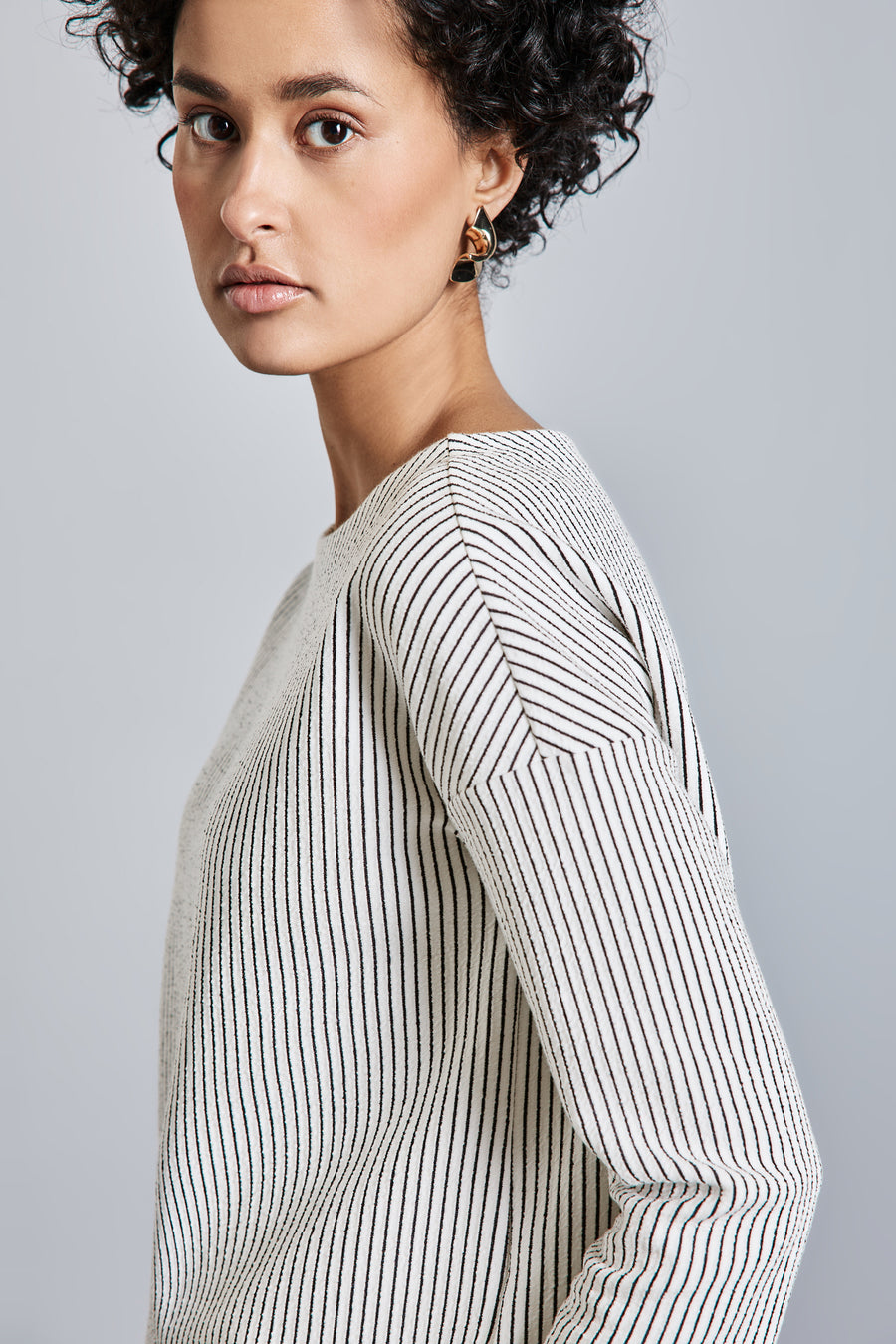Wit T-shirt met lange mouwen van STREET ONE, met zwarte verticale strepen.