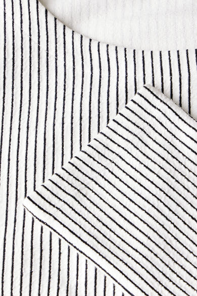 Wit T-shirt met lange mouwen van Street One, zwarte verticale en diagonale strepen.