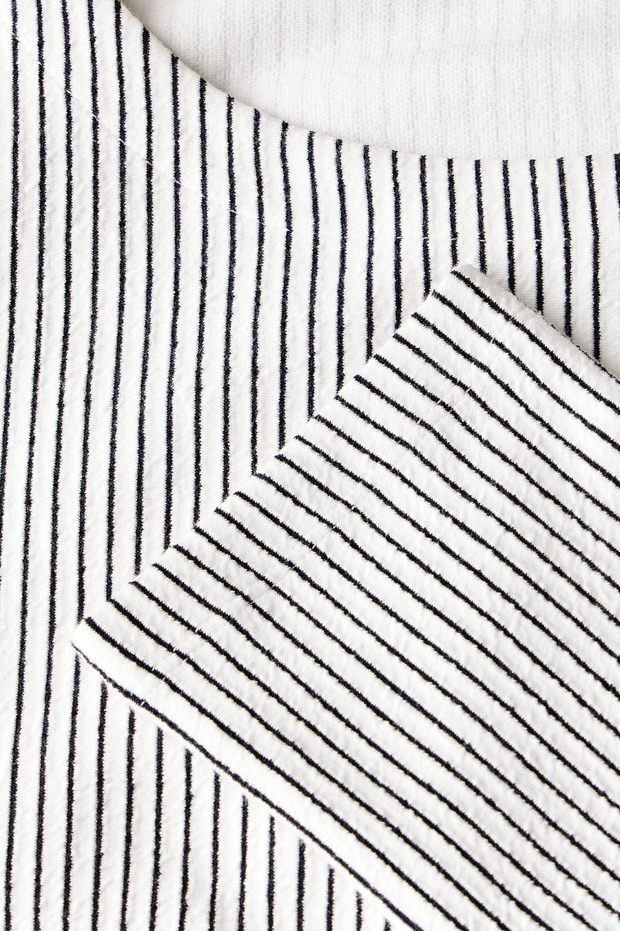 Wit T-shirt met lange mouwen van Street One, zwarte verticale en diagonale strepen.