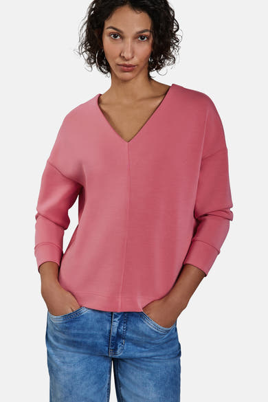 Koraalkleurig T-shirt met lange mouwen van STREET ONE, met V-hals en 3/4 mouwen, gedragen met een spijkerbroek.
