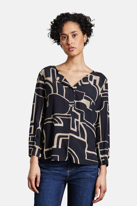 T-shirt à manches longues multicolore de Street One, avec motif abstrait et porté avec un jean bleu.