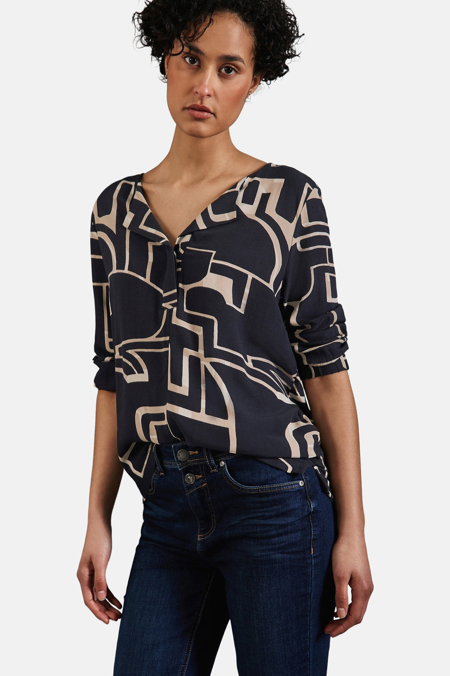 Multikleurig T-shirt met lange mouwen van Street One, met een geometrisch patroon en gedragen met een donkere jeans.
