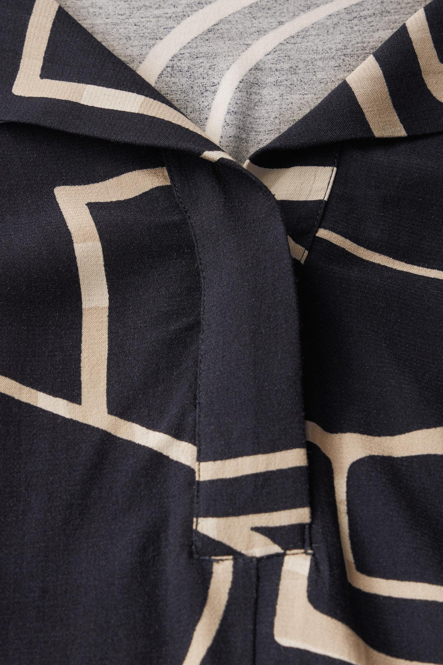 Multikleurig T-shirt met lange mouwen van Street One met beige en zwarte geometrische patronen.