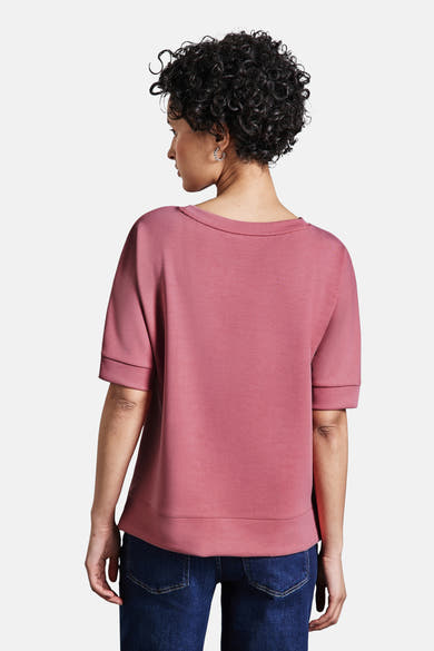 Top met korte mouwen koraal van STREET ONE, gedragen met een blauwe jeans, achterzicht.