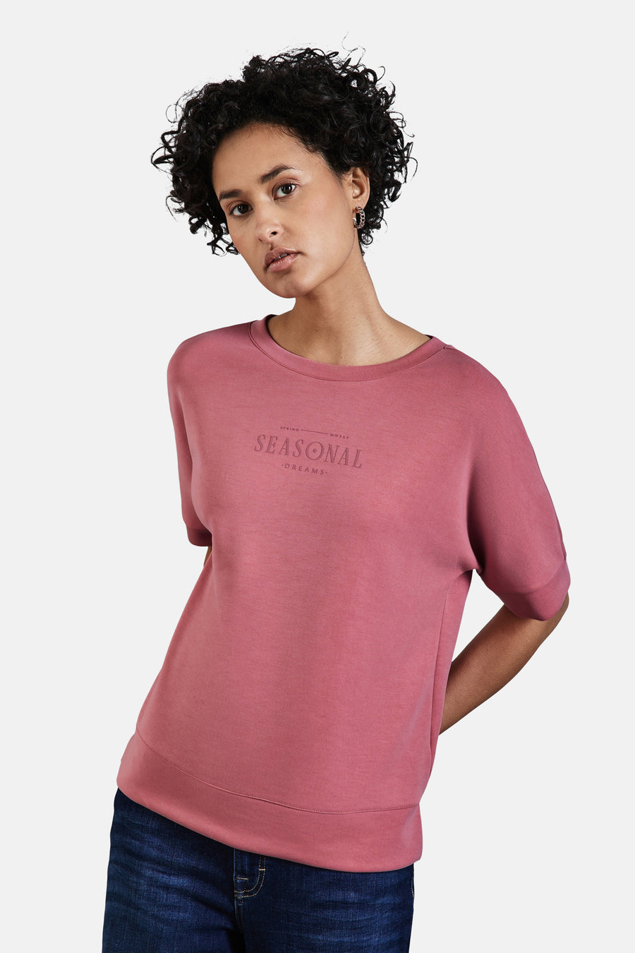 Top met korte mouwen koraal van STREET ONE, met 'Seasonal Dreams' print en gedragen met een blauwe jeans.