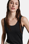 Zwart hemdje van Street One, gedragen met een gestreepte jas en broek, en witte sneakers.