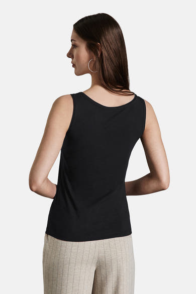 Zwart hemdje van STREET ONE, halternek, gedragen met een beige gestreepte broek.