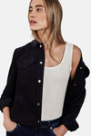Witte tanktop van Street One, gedragen met een donkerblauwe spijkerjas en een wijde spijkerbroek.
