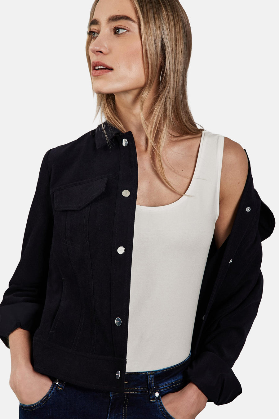 Witte tanktop van Street One, gedragen met een donkerblauwe spijkerjas en een wijde spijkerbroek.