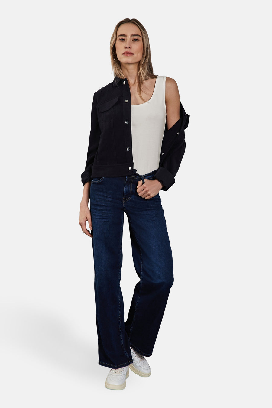 Débardeur blanc de Street One, porté avec une veste en denim bleu foncé et un jean ample.