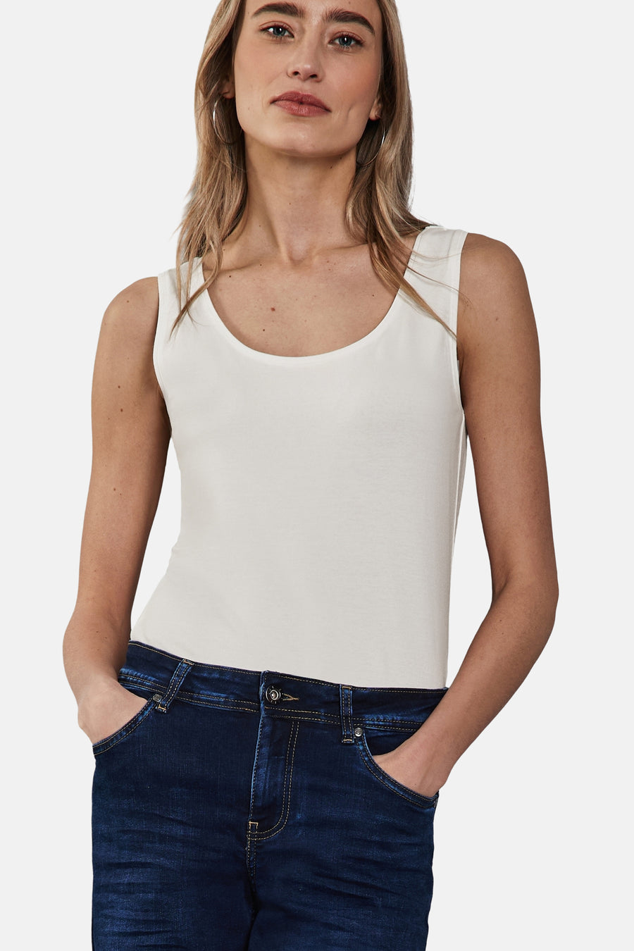 Wit hemdje van STREET ONE, gedragen met een donkerblauwe jeans, handen in de zakken.