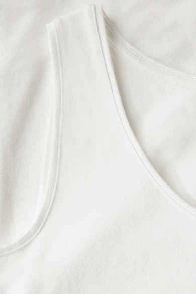 Witte tanktop van STREET ONE, met wijde hals en gestikte afwerkingen.