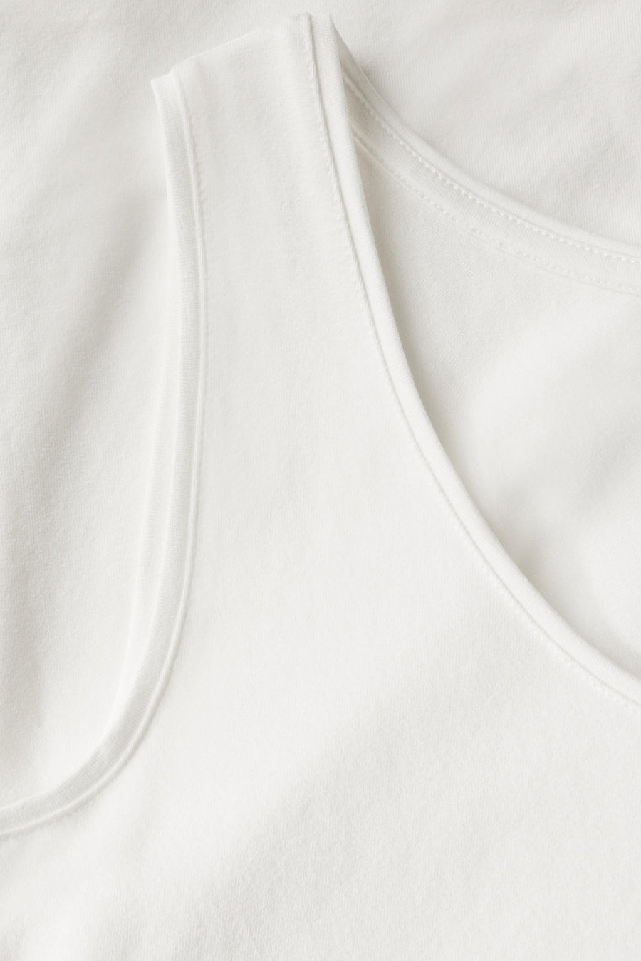 Witte tanktop van STREET ONE, met wijde hals en gestikte afwerkingen.