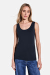 Blauwe tanktop van STREET ONE, gedragen met een crèmekleurig getextureerd jasje en een high-waisted jeans.