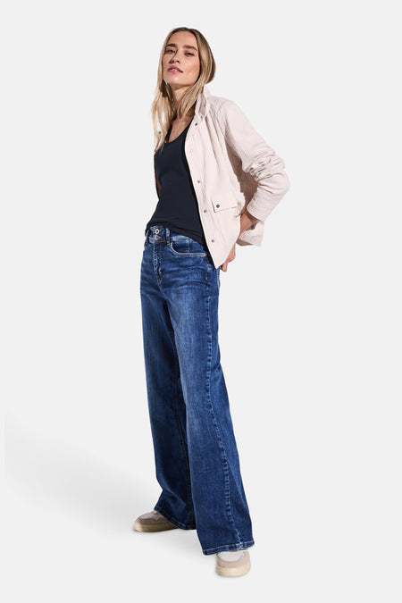 Débardeur bleu de STREET ONE, porté avec une veste texturée couleur crème et un jean taille haute.