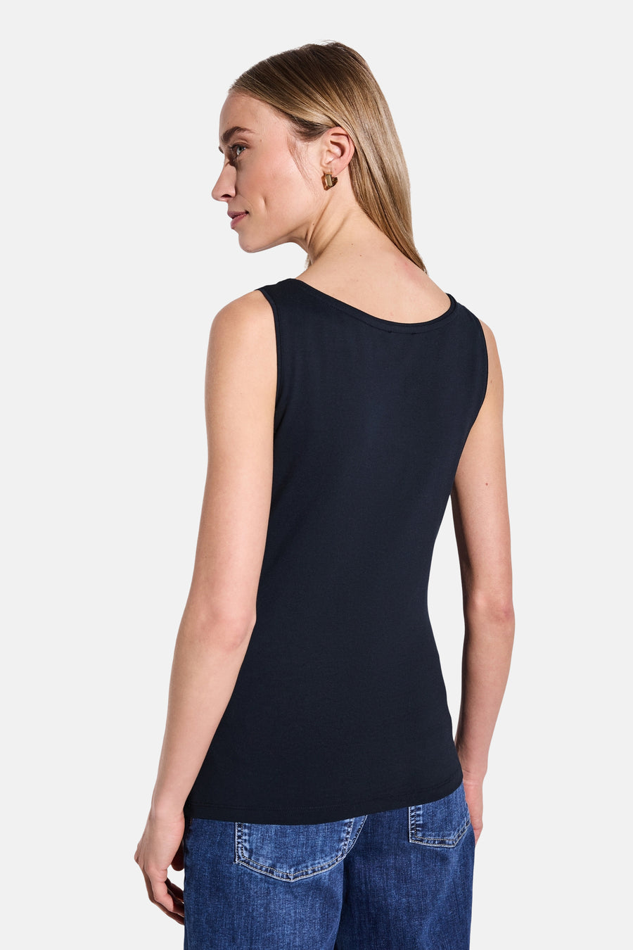 Blauwe tanktop van STREET ONE, gedragen met een spijkerbroek, achtergezicht, met halflang blond haar en een lichte huid.