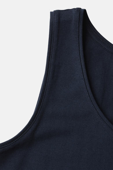 Blauwe tanktop van STREET ONE, kraag- en armsgatdetail op een effen achtergrond.