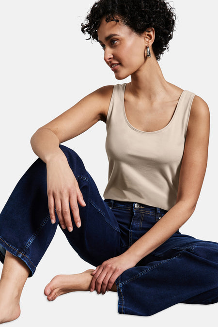 Débardeur beige de STREET ONE, porté avec un jean bleu et des boucles d'oreilles.