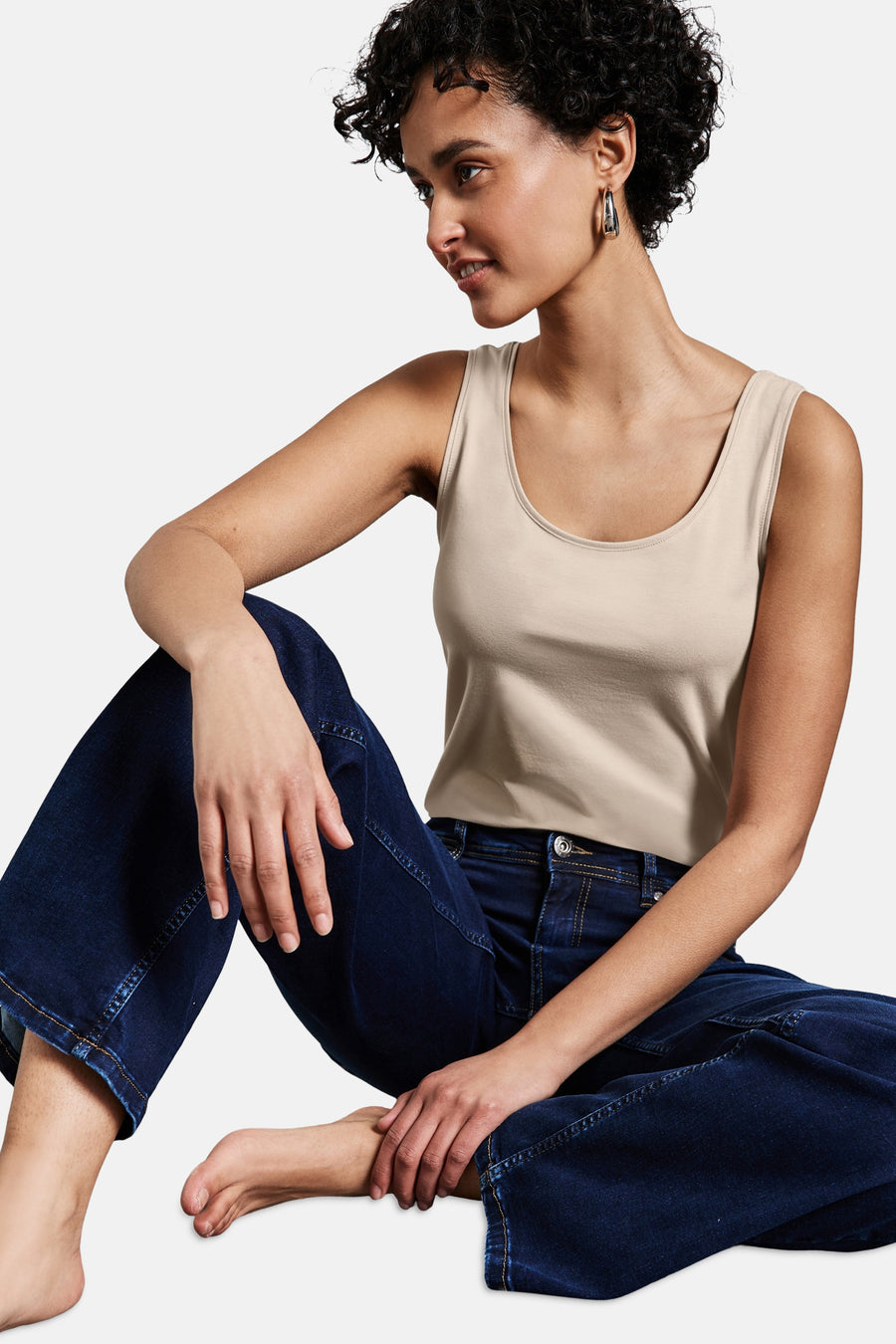 Beige tanktop van STREET ONE, gedragen met een losse jas en jeans.