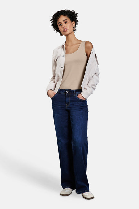 Débardeur beige de STREET ONE, porté avec une veste et un jean amples.