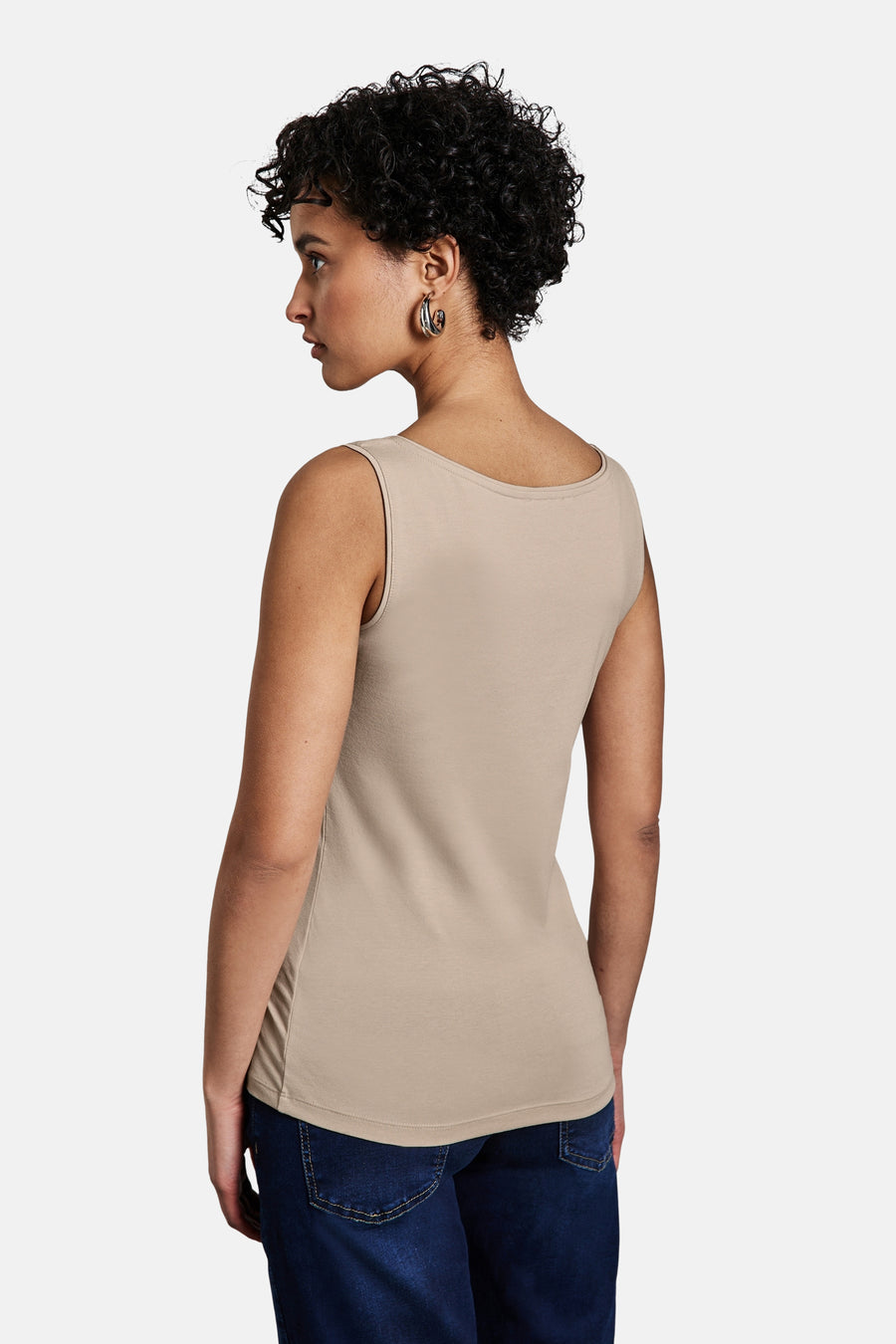 Beige tanktop van STREET ONE, met boothals en rechte zoom, gedragen met een donkerblauwe jeans.