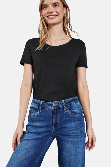 Zwart hemdje van STREET ONE, gedragen met een klassieke blauwe high-waist jeans.