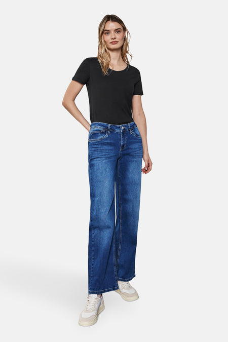 Zwart hemdje van Street One, gedragen met een wijde blauwe jeans en witte sneakers