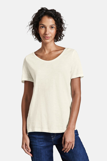 Wit hemdje van STREET ONE, gedragen met een open spijkerblouse en een donkerblauwe wijde broek.