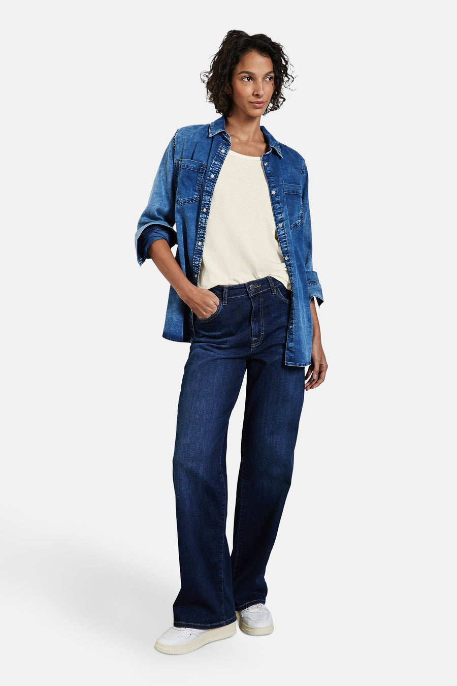 Débardeur blanc de STREET ONE, porté avec une chemise en jean ouverte et un pantalon ample bleu foncé.