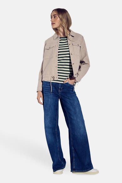 Groen-wit gestreept T-shirt met korte mouwen van Street One, gedragen met een beige jasje en een wijde jeans.